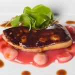Ahate foie-gras errea fruta gorrien saltsarekin eta ahate zukua